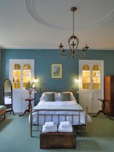 埃文河畔布拉德福The Hall的一间卧室配有一张床和一个吊灯