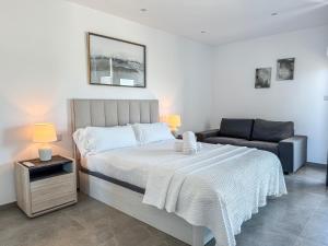 直布罗陀E1 Suites & Spa aparthotel style - Gym & Spa的一间卧室配有一张床和一张沙发