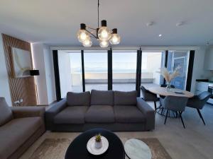直布罗陀E1 Suites & Spa aparthotel style - Gym & Spa的客厅配有沙发和桌子