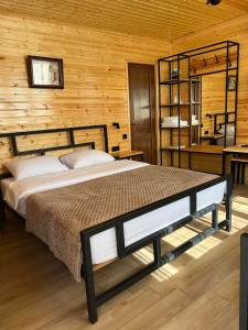 库塔伊西Hotel Eurica的小木屋内一间卧室,配有一张床