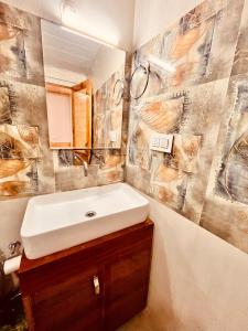 马拉里Himalayan Hill Queen Resort, Manali的浴室设有白色水槽和镜子