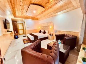 马拉里Himalayan Hill Queen Resort, Manali的酒店客房,配有床和沙发
