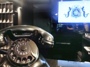 科隆莱茵布里克别墅酒店的电视的书桌上的电话