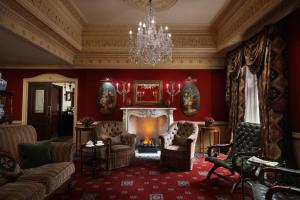 伦敦红色康乃馨蒙塔古花园酒店的客厅设有壁炉和吊灯。