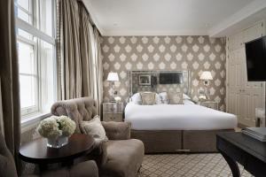 伦敦红色康乃馨蒙塔古花园酒店的酒店客房设有床和客厅。