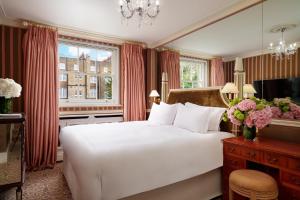 伦敦红色康乃馨蒙塔古花园酒店的卧室设有一张白色大床和一扇窗户。