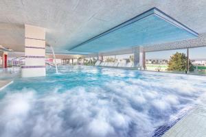 圣博伊德约布雷格Alexandre Hotel Frontair Congress的水中云的游泳池
