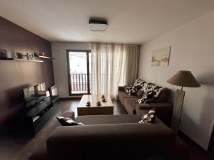 帕斯底拉卡萨Frontera Blanca Premium的客厅配有沙发和桌子