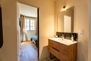 圣雷米普罗旺斯OUSTAU DE MARIE的一间带水槽和镜子的浴室