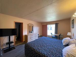 圣厄斯塔什Motel St-Eustache的酒店客房,配有床和电视