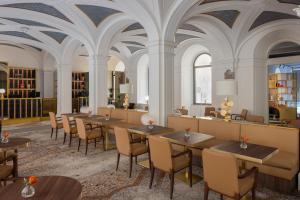 罗马Maison Roma Piazza di Spagna UNA Esperienze的一间带桌椅和天花板的餐厅