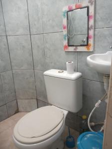 马卡埃Residencial Barbosa 103的浴室配有白色卫生间和盥洗盆。