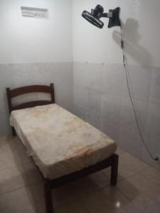 马卡埃Residencial Barbosa 103的墙上配有带摄像头的桌子的房间