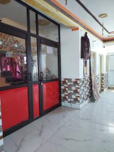 巴雷利Sanjay resort and hotel的一间红门和砖墙餐厅