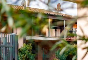 CittiglioCasaCri的度假屋设有阳台和围栏