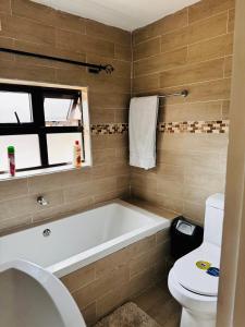 卢萨卡Kaya Apartments 2的带浴缸和卫生间的浴室。