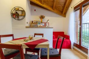 CittiglioCasaCri的一间带桌椅和红色沙发的用餐室