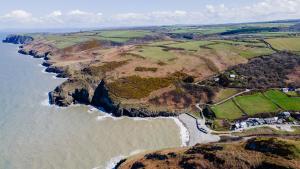 LlanllwchaiarnCaerhafod Nanternis的享有海洋和海滩的空中景致