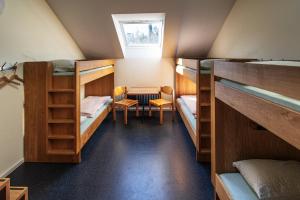 巴登巴登青年旅馆 的客房设有双层床和桌椅。