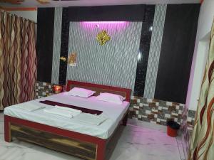 巴雷利Sanjay resort and hotel的一间卧室配有带粉红色枕头的床。