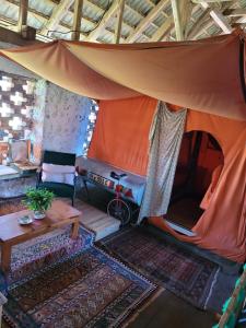 布莱德Nomads House的配有地毯和桌子的房间的帐篷