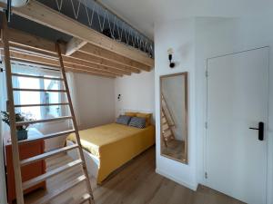 La Motte-dʼAiguesPaisible gîte moderne avec vue sur le Luberon的一间卧室配有一张双层床和梯子