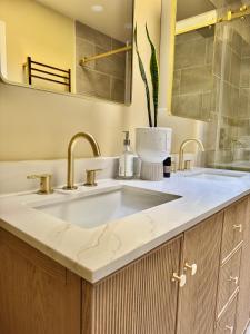 蒙特利尔Beautiful Luxury Shared Home in Montreal的一间带水槽和镜子的浴室