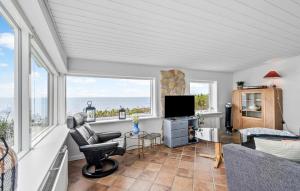 埃斯比约Cozy Home In Esbjerg V With Wifi的海景客厅