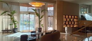 赫罗纳Best Western Premier CMC Girona的一间拥有盆栽植物和吊灯的客厅