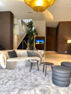 赫罗纳Best Western Premier CMC Girona的客厅配有沙发和2张桌子