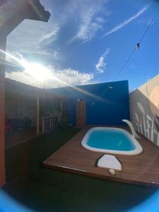里贝朗普雷托Casa com piscina aconchegante的庭院内带按摩浴缸的浴室