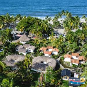 GuachacaCasa Grande Surf的享有棕榈树和海洋度假村的空中景致