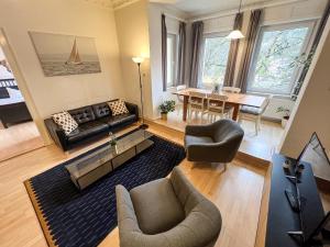 库姆巴赫Villa Plassenburg的客厅配有沙发、椅子和桌子