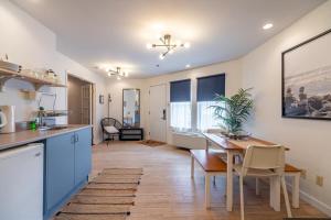 哈利法克斯Urban Nest, 1-BDRM Apt, Ground Floor的厨房、带桌子的用餐室和用餐室