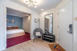 哈利法克斯Urban Nest, 1-BDRM Apt, Ground Floor的一间卧室配有一张床、镜子和椅子