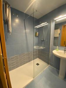 滨海托萨Apartamento Victor的带淋浴和盥洗盆的浴室