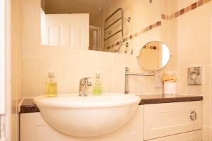 贝图瑟科伊德Tyn-y-Coed Inn的浴室设有白色水槽和镜子