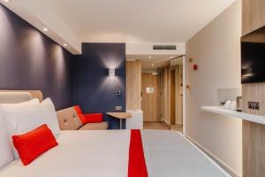 利物浦Holiday Inn Express Liverpool - Central, an IHG Hotel的酒店客房设有床和客厅。