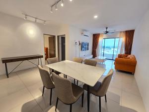 Kampong PinjiManhattan Condominium - Jalan Pasir Puteh - Ipoh的一间配备有白色桌椅的用餐室