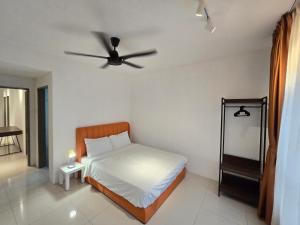 Kampong PinjiManhattan Condominium - Jalan Pasir Puteh - Ipoh的一间卧室配有一张带吊扇的床