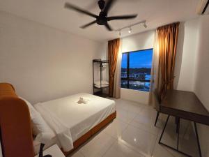Kampong PinjiManhattan Condominium - Jalan Pasir Puteh - Ipoh的一间卧室配有一张床和吊扇