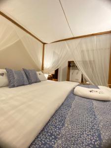 NgurblutJOSEPHA COTTAGE的帐篷内一间卧室,配有一张大床