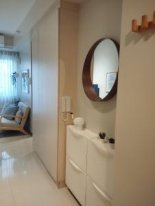 马尼拉S Residences的浴室设有水槽和墙上的镜子
