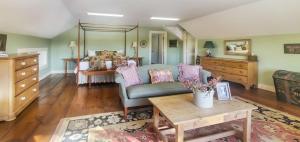 BrandonOld Orchard House home的客厅配有沙发和1张床
