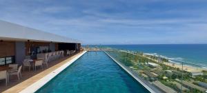 萨尔瓦多COSTE0104 - Premium Stella Maris的酒店游泳池享有海景
