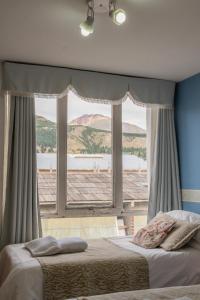 埃斯克尔索尔德尔苏尔酒店的一间卧室设有一张床和一个大窗户