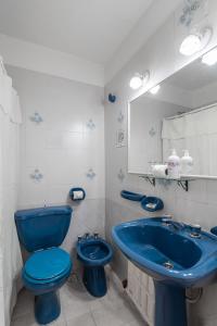 埃斯克尔索尔德尔苏尔酒店的浴室设有蓝色的卫生间和水槽。