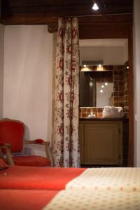 ColliasLe Castellas Hotel & SPA - TERITORIA的一间带一张床的卧室和一间带镜子的浴室