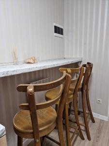 基希讷乌Hostel Buddha的一组椅子坐在厨房柜台上