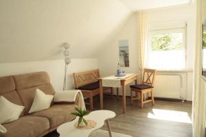 诺德奈费瑞霍斯博哈斯公寓的客厅配有沙发和桌子